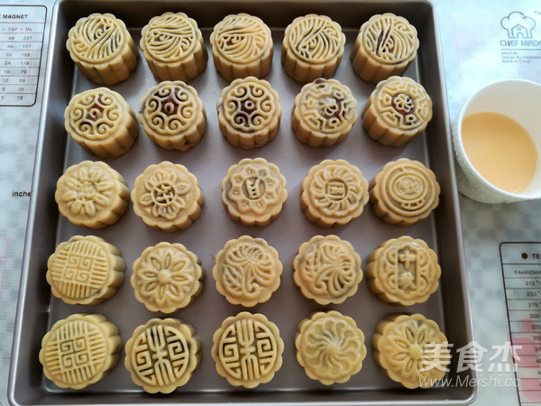 广式红豆沙蛋黄月饼的做法步骤:32