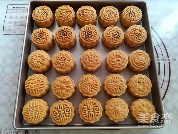 广式红豆沙蛋黄月饼的做法步骤:34