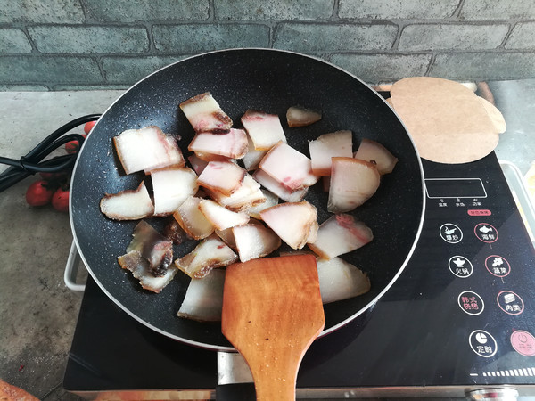 野芹菜炒腊肉的做法步骤：8