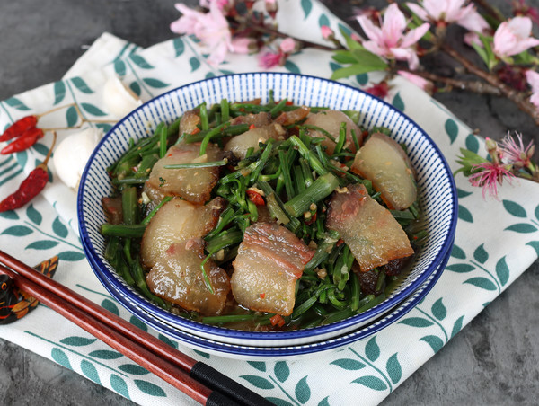 野芹菜炒腊肉的做法步骤：15