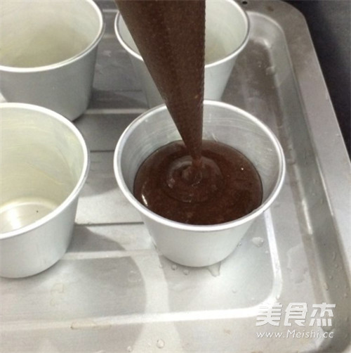 巧克力熔岩蛋糕的做法步骤:7