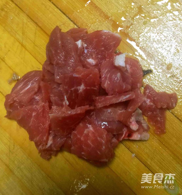 白菜木耳炒肉的做法步骤：2