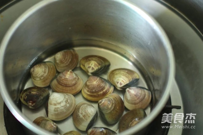 嫩豆腐般的文蛤蒸蛋的做法步骤：1