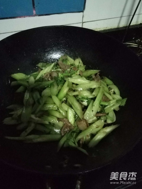 芹菜炒肉的做法步骤：6