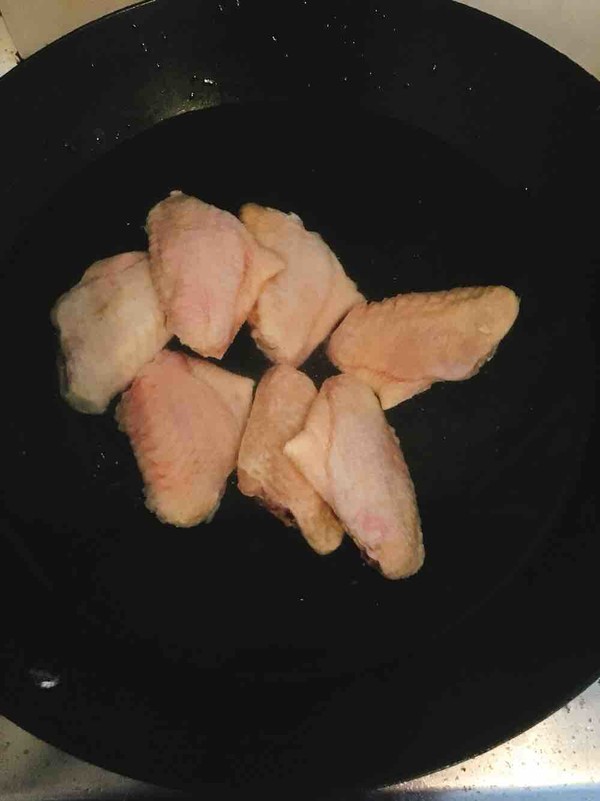 土豆焖鸡翅的做法步骤：1