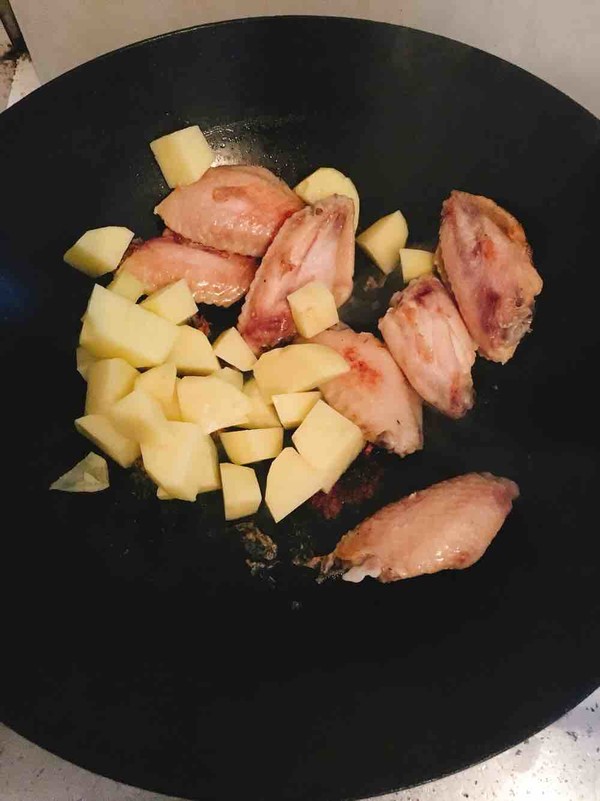 土豆焖鸡翅的做法步骤:5