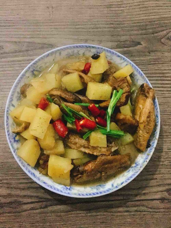土豆焖鸡翅的做法步骤:9