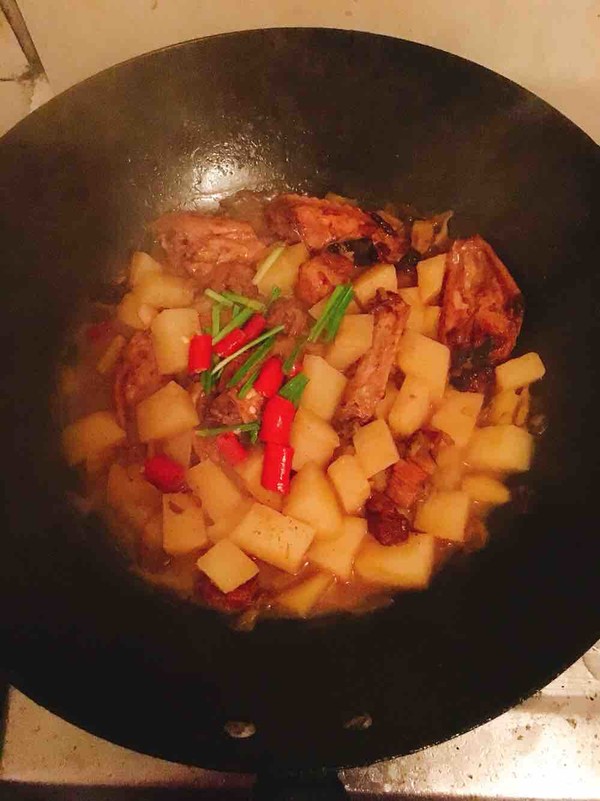 土豆焖鸡翅的做法步骤:8