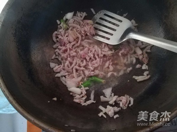 黄豆酱炒肉丝芹菜的做法步骤：3