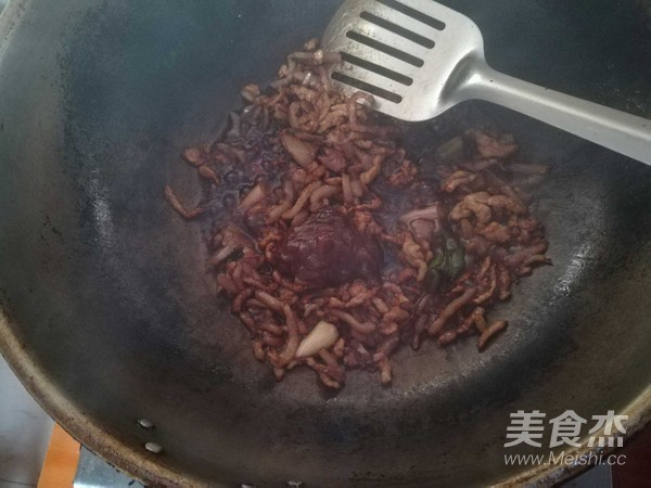 黄豆酱炒肉丝芹菜的做法步骤：5