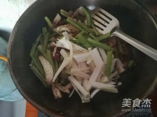 黄豆酱炒肉丝芹菜的做法步骤：6