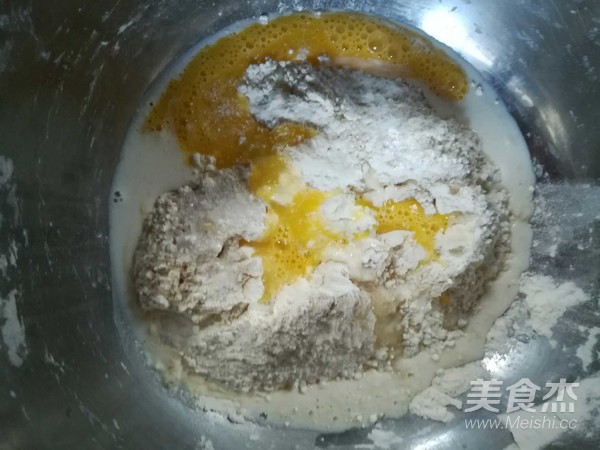 花式红枣面包的做法步骤：1