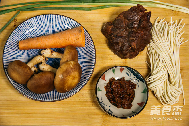 卤香牛肉风味酱拌面的做法步骤：1