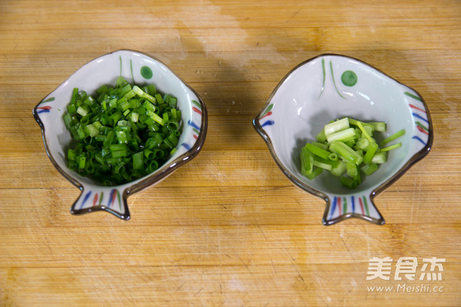 卤香牛肉风味酱拌面的做法步骤：2