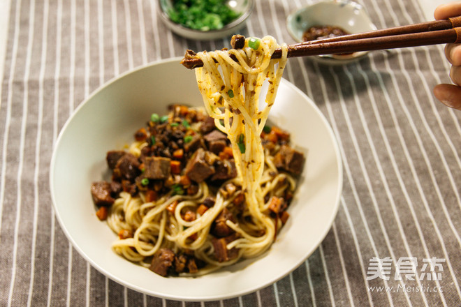 卤香牛肉风味酱拌面的做法步骤：12