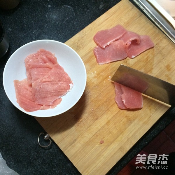 白菜炖猪排的做法步骤：1