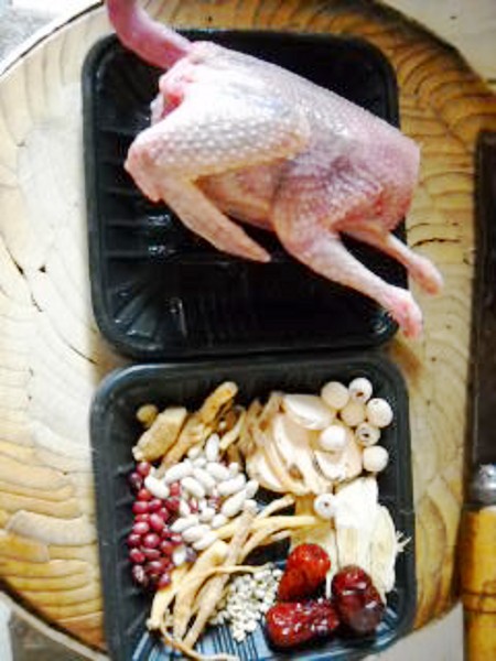 玉竹沙参炖乳鸽的做法步骤：1