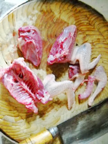 玉竹沙参炖乳鸽的做法步骤:2