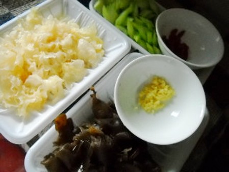 银耳西芹枸杞子的做法步骤：2