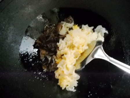 银耳西芹枸杞子的做法步骤：5
