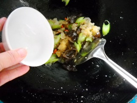 银耳西芹枸杞子的做法步骤：8