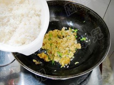 辣白菜蛋炒饭的做法步骤:9
