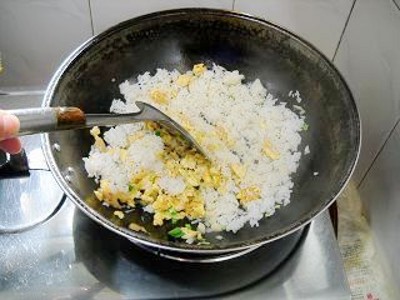 辣白菜蛋炒饭的做法步骤:10