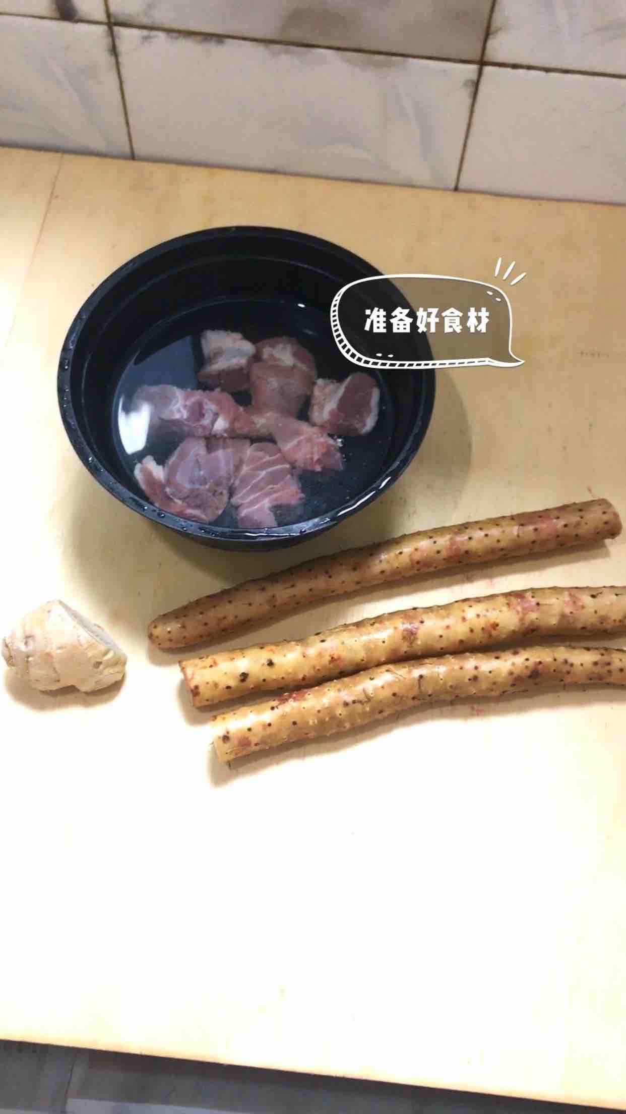 莲子山药排骨汤的做法步骤：1