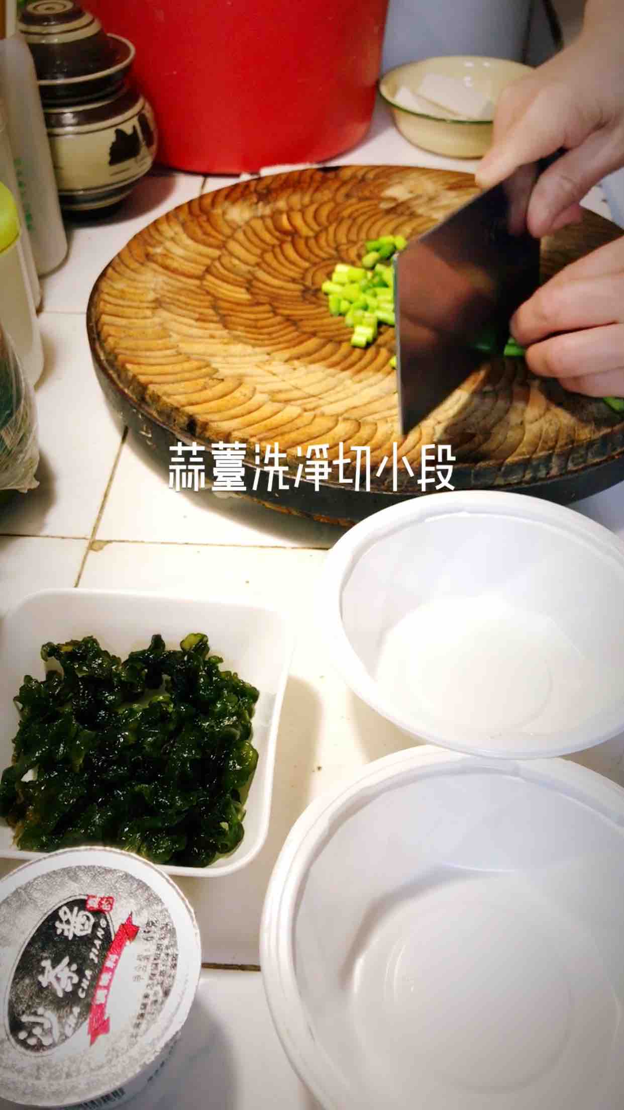 沙茶地耳炒豆腐的做法步骤：2