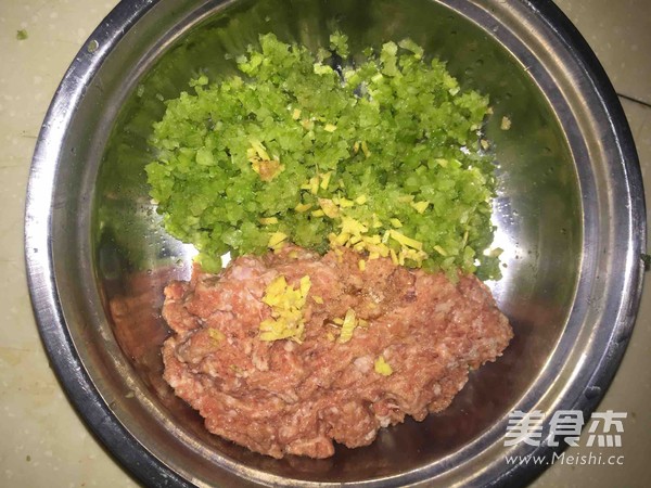 芹菜牛肉馄饨的做法步骤：2