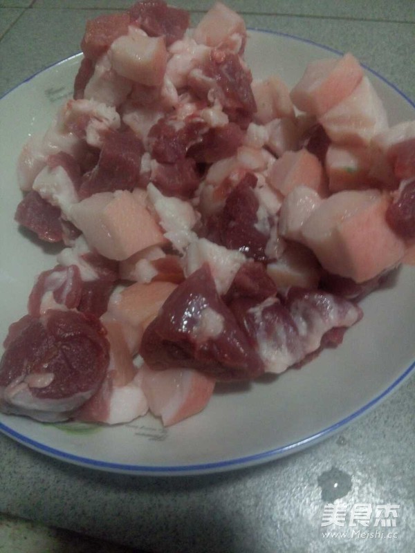 土豆红烧肉的做法步骤：1