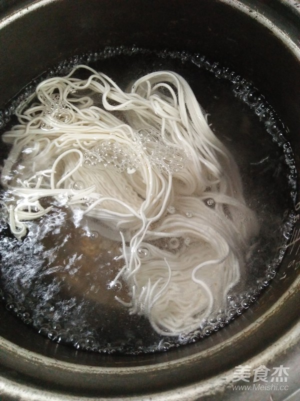 番茄鸡蛋面的做法步骤:12