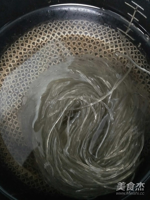牛肉粉丝汤的做法步骤：1