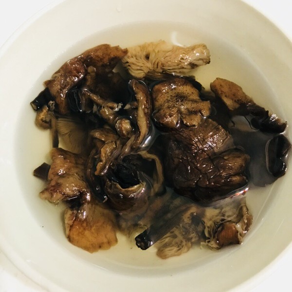 小鸡炖蘑菇土豆的做法步骤：1