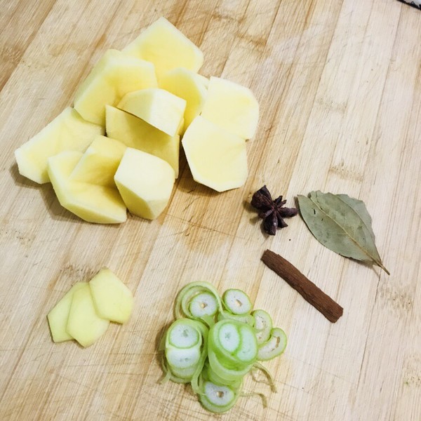 小鸡炖蘑菇土豆的做法步骤:3