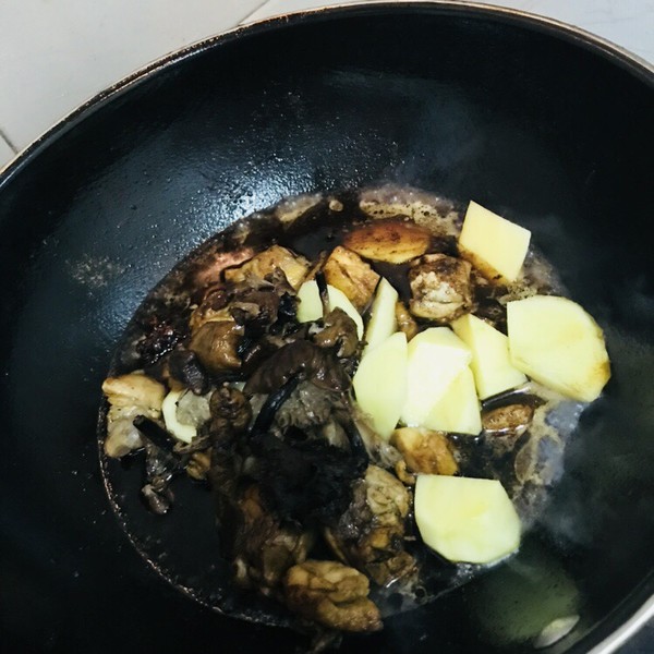 小鸡炖蘑菇土豆的做法步骤:7