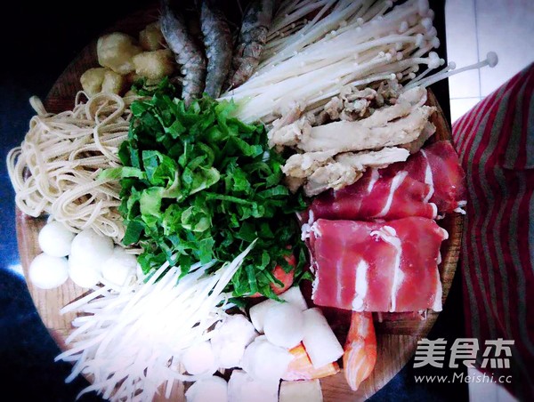 三鲜砂锅米线的做法步骤:2