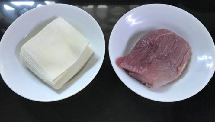 蒜苗鲜肉小馄饨的做法步骤：2