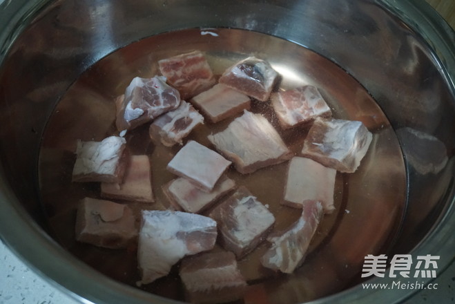 酸甜可口的话梅酿小排的做法步骤：1