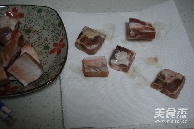 酸甜可口的话梅酿小排的做法步骤：2