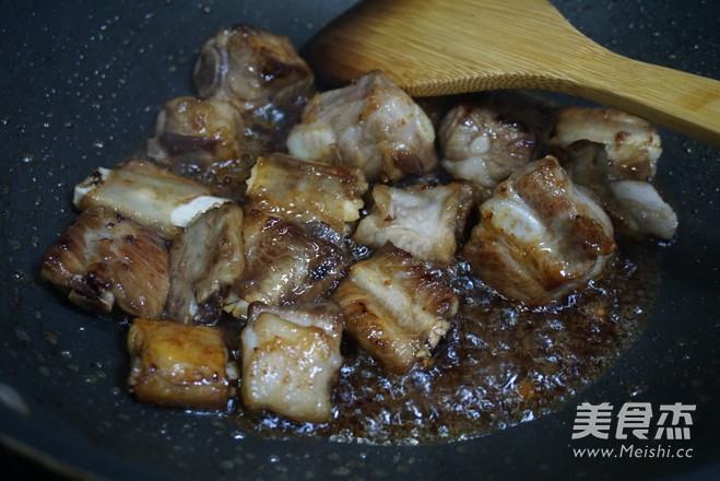 酸甜可口的话梅酿小排的做法步骤：7