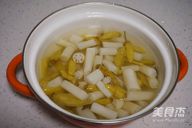 胭脂泡椒藕带的做法步骤:2
