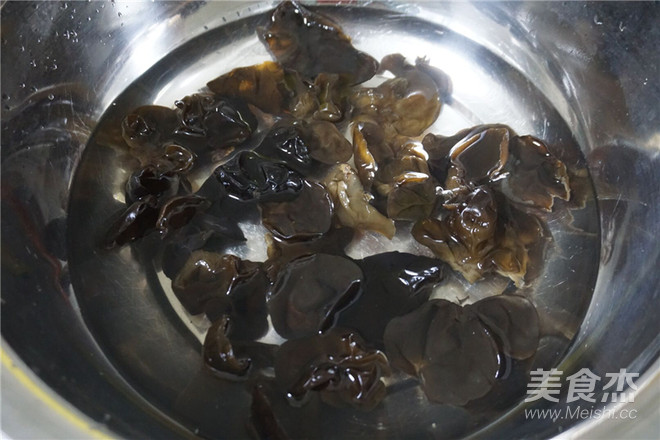 木耳小炒的做法步骤：1
