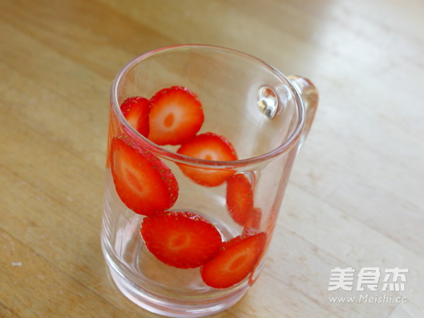 草莓思慕雪的做法步骤:2