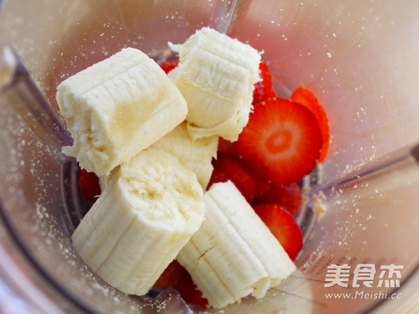 草莓思慕雪的做法步骤:3