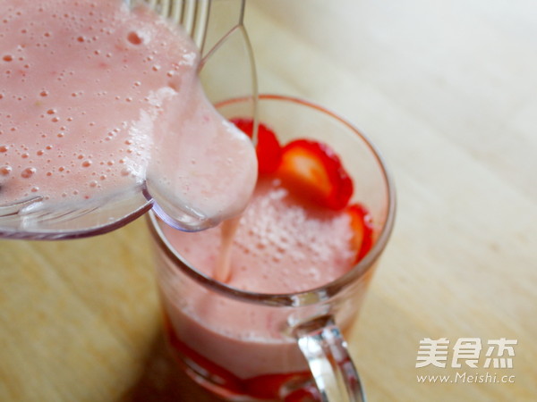 草莓思慕雪的做法步骤:7