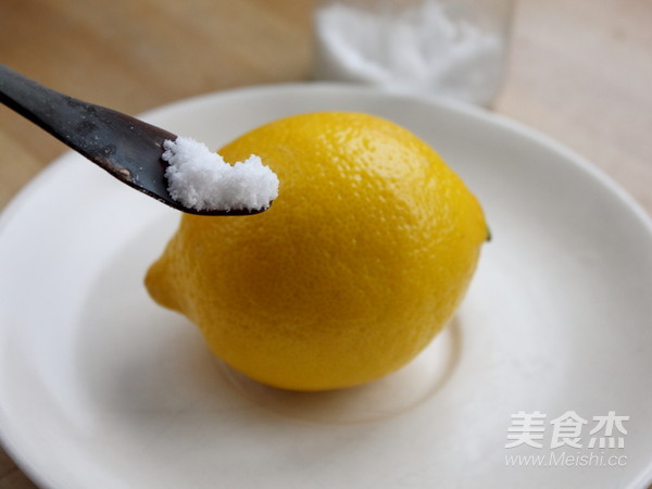 蜜渍柠檬的做法步骤：1