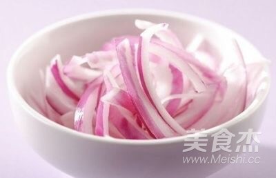 洋葱豆豉炒排骨的做法步骤:3