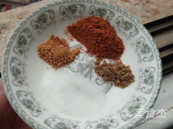 葱香洋芋煎饼的做法步骤:2