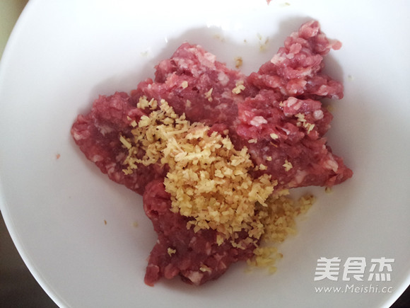 小白菜氽丸子的做法步骤:2